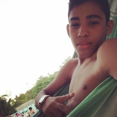 Apenas um nordestino apaixonado que quer curtir a vida ✌️ whats app : 85 99361685 Solteiro e Apaixonado por futsal ⚽️