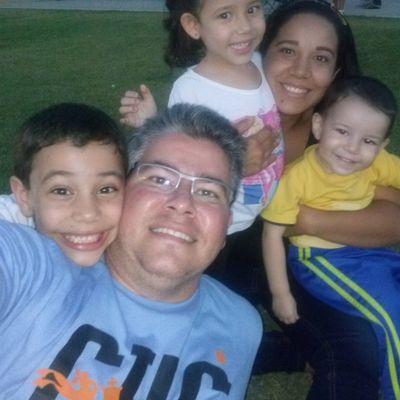 rrlinares1's profile picture. Hijo, Hermano, Esposo y Padre...Corredor Inmobiliario de Profesión!!! Venezolano Amante incondicional de la Democracia y Catolico por convicción