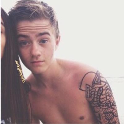 fala que magcon é modinha mas idolatra chris collins, oi? não entendi