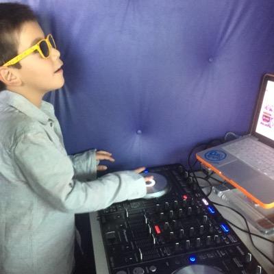 Soy @PatitoLuchin Locutor muy joven. Marzo a diciembre estoy en #CaídoDelKatre y durante los veranos me voy a la playa @RadioCarolina http://t.co/zzR55fXrxv