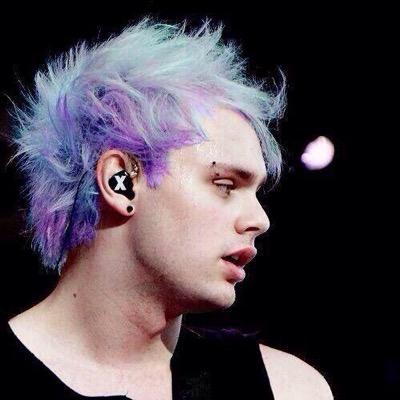 follow @5sosfamiilyy bc shes on follow limit and needs yo help ❤️