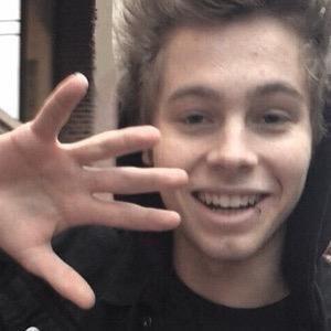 hsjajajajd's profile picture. i gave you free follow so please rt this and mention luke :( https://t.co/nLJkDtsw4n