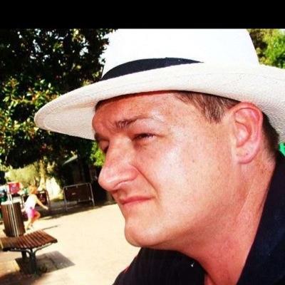 Getrouwd, vader van 3 kids, geboren in Amsterdam en woonachtig in Zaandam, tafeltennisser.