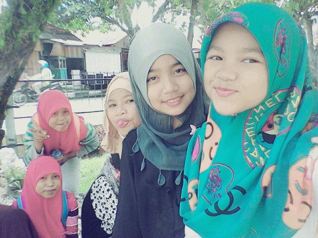 sayang Allah ,, bapak bunda ,, abng dan temann tmanddd :D :))