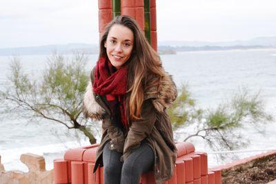 Estudiante de Derecho.
 - Si nada nos salva de la muerte, que el amor nos salve de la vida.