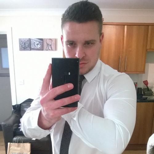30yr old from chesterfield-england/like football (support man utd) love banter,only on ere to be nosey an make pointless commets,maybe irritate a few folk!