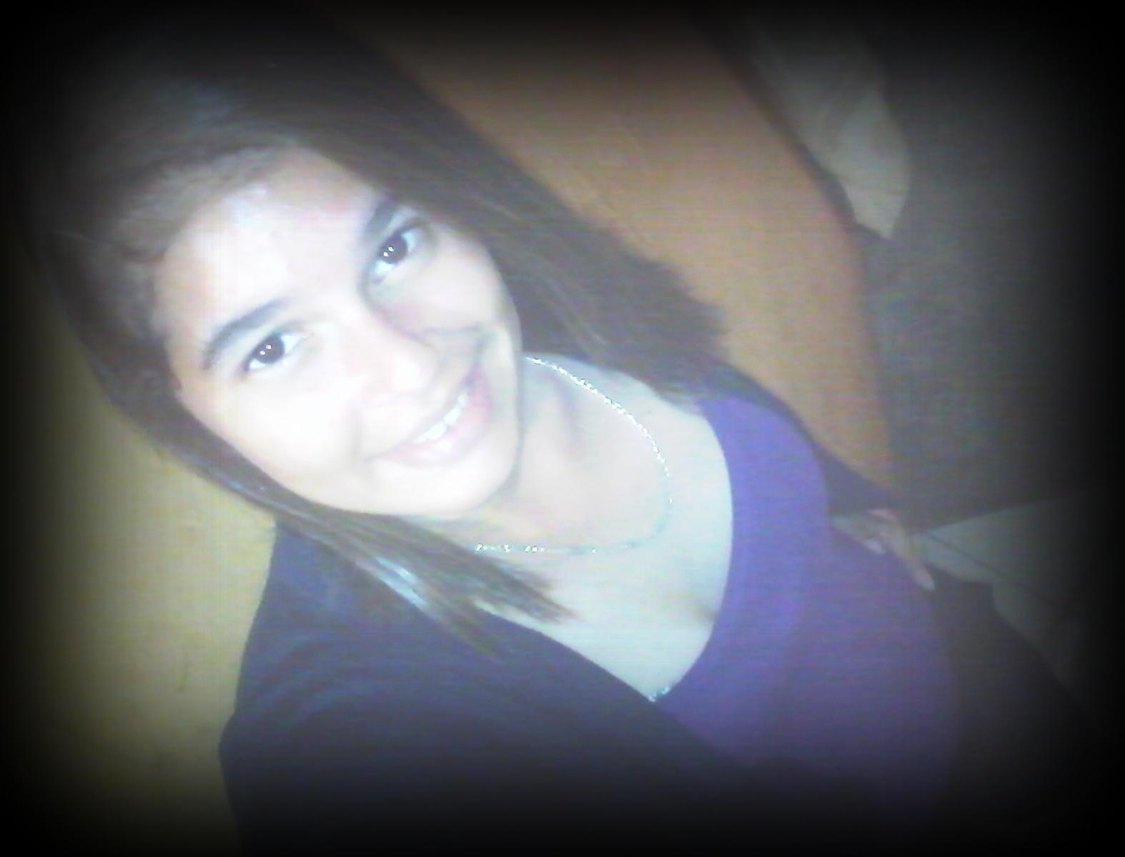 nada mas feo que extrañar a alguien que esta feliz sin ti :c