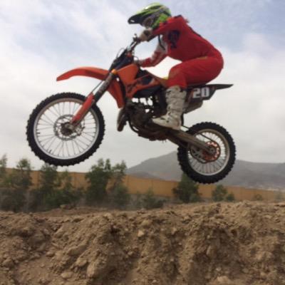 Practique futbol profesionalemte, estudie 3 carreras(ciencias de la comunicacion, arquitectura y diseño grafico), surfeo y hago motocross, vivo en usa..