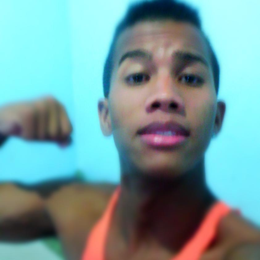 Não sou irônico, não sou santinho, odeio traição, gosto do difícil, luto pelo certo !