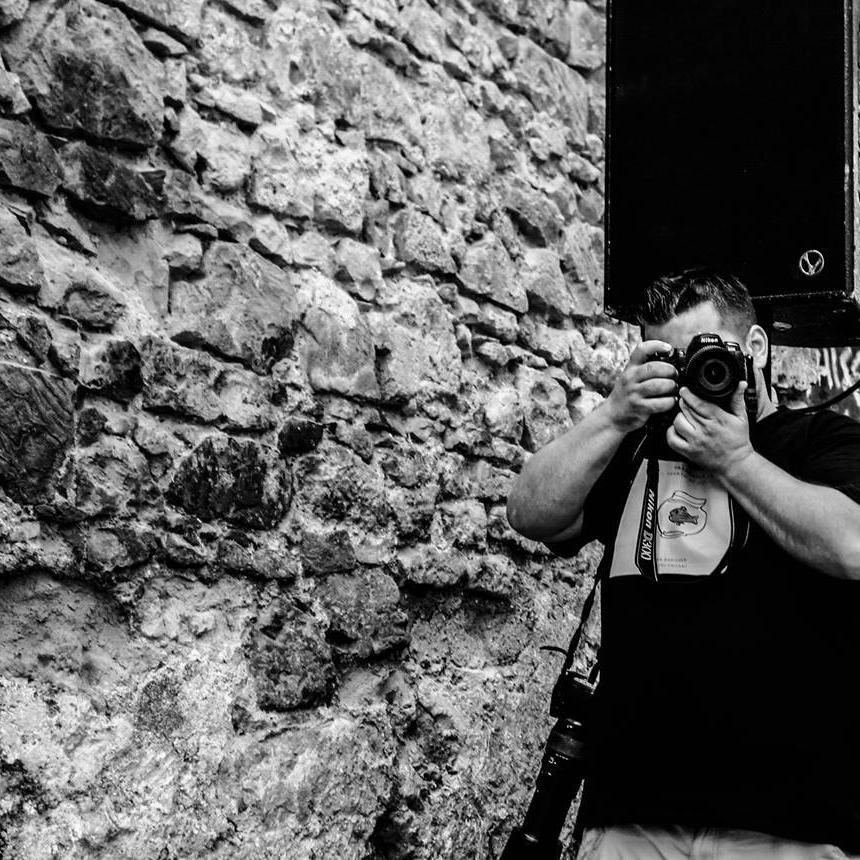 Fotografo e Scrittore. Cercherò di raccontare il mondo con i miei occhi in 140 caratteri.