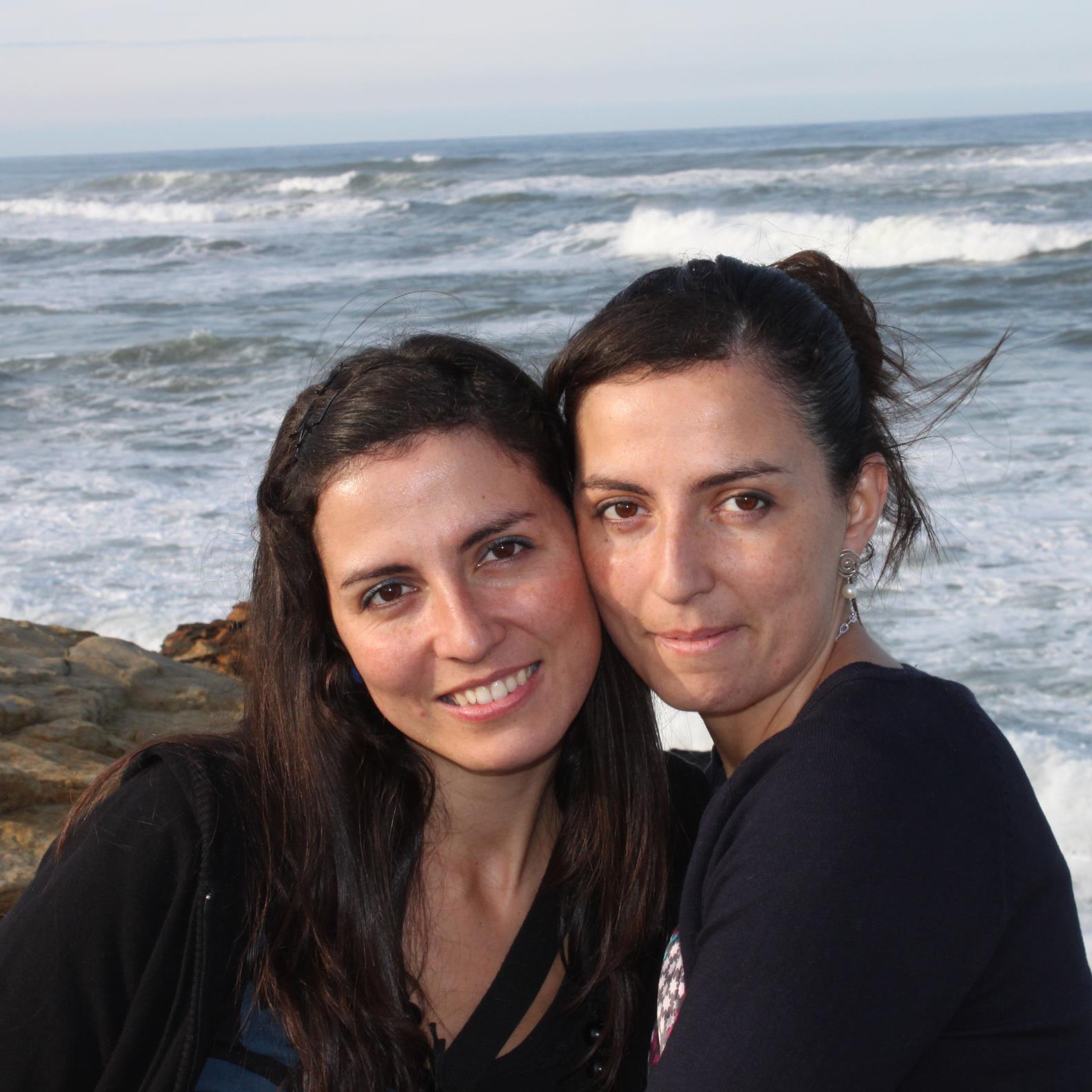Somos un par de gemes soñadoras, que abrimos nuestra farmacia con ganas de ir siempre más allá y de seguir creciendo poco a poco, siempre contando con los mejor
