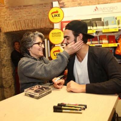 la signora dell'anello... uguale a quello del suo RE!