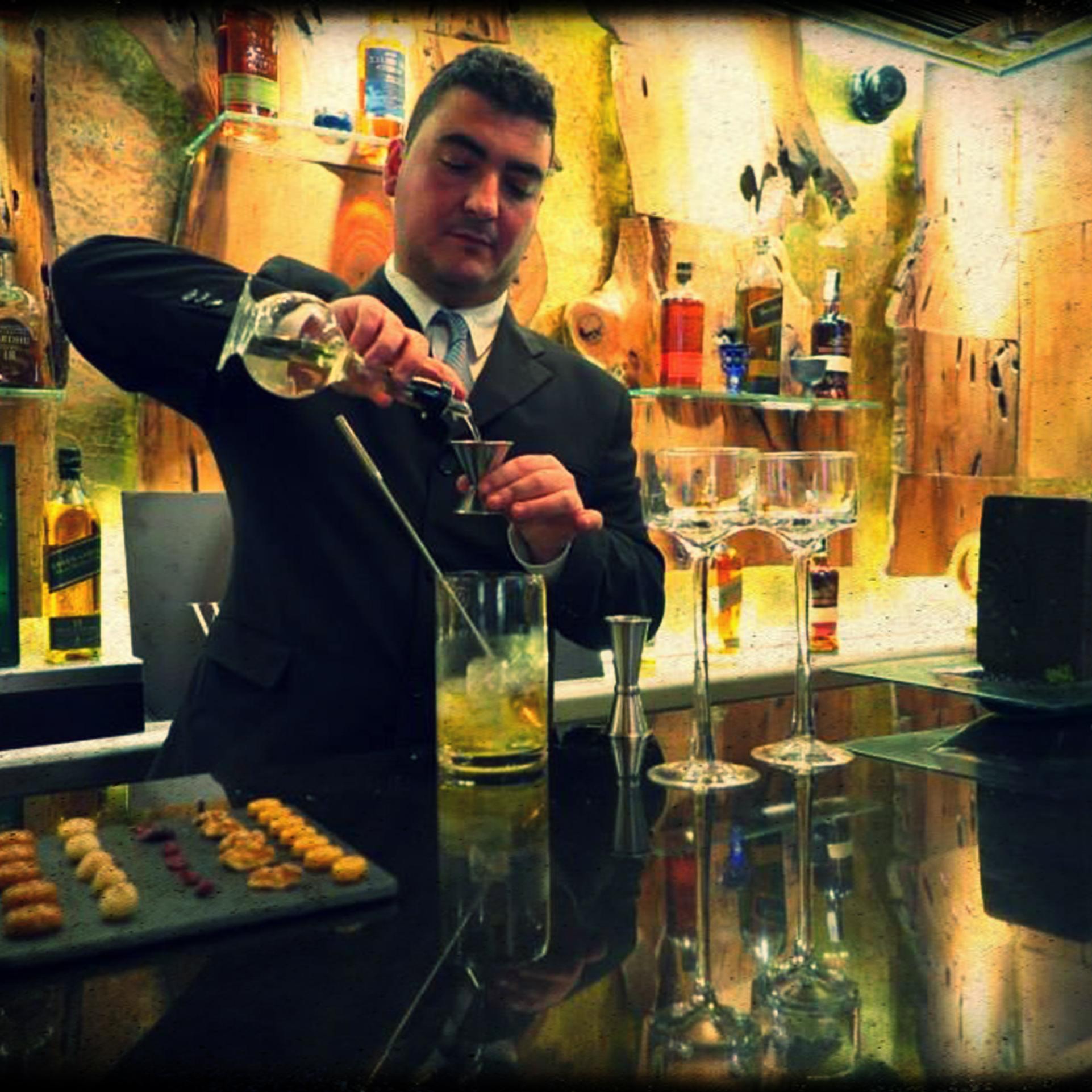 Juan Antonio Velilla, Bartender profesional de mikka lounge club especialitzat en l'art de generar plaer a través dels sentits.