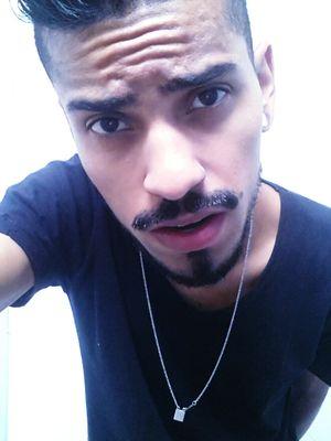 Gosto D cantar, dançar, tocar sou inconstante, indeciso, inovador, criativo, estiloso, crítico, romantico, convencido. originalmente EU aprecie com moderação ;D