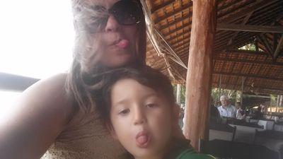 Sou a mulher + feliz do mundo, graças a Deus!!! 
Filha de pais maravilhosos, MÃE do João Bernardo, casada... =).
Administradora e MBA em Gestão de Pessoas.