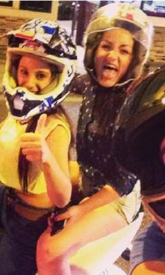 MariiNotario's profile picture. ¿Cómo reaccionar en caso de que un Doberman use tu pierna para masturbarse? A) mantener la calma      B) te recomiendo fingir el orgasmo.