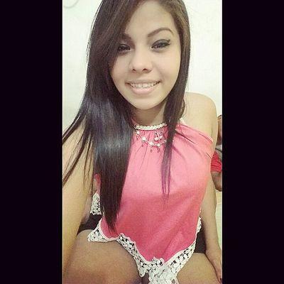Ela é daquelas que tu pensa q tem o nariz empinado, mas esse é o jeito dela :)