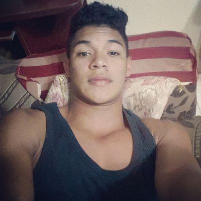 NV3 Love.     25/6/15. 
futbolista ,, Amor por la cocina , por el Gym y Me gusta la elctronica ... tengo 18  sigueme y te sigo