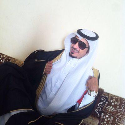 شاعر وعاطل ليس لي اهتمام بي شي ولا أي شخص اكتب الشعر فقط منيتي اصور مع سعود الفيصل