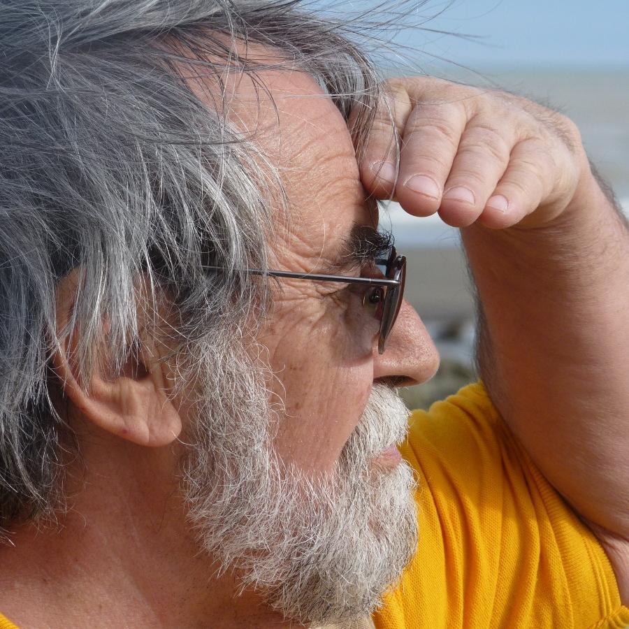 (77 años) Corrector erudito de textos de las ciencias sociales: https://t.co/ZM0bGJv40V