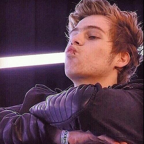 this is a free follow from @Pezz_Tomlinson, please follow her ! Also RT this and tag @Luke5SOS ! https://t.co/LqFpBNAAg0