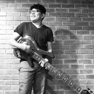 I'm a bassbetoters, plays bass for @4peniti , married to @adis_she