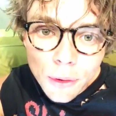 5SOS FAM, i wish that i could wake up with AMNESIA and forget about the stupid little things !!