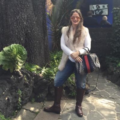 Administradora de oficina y de hogar. Esposa, Madre, Hija, Amiga y Comadre