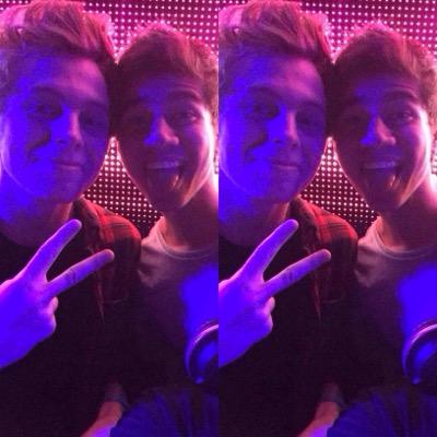 FOLLOW @_harrysarmy_ cause she gave you this free follow!!!! she follows back