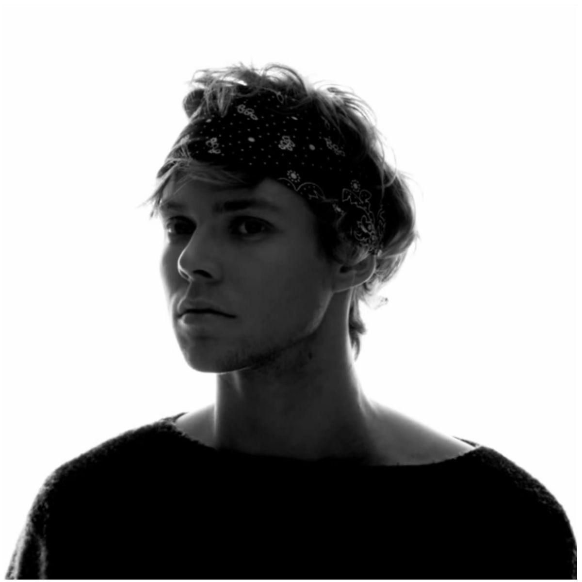 follow my personal @watifiwnttostop for a DM to Ash/4! Just ask :)