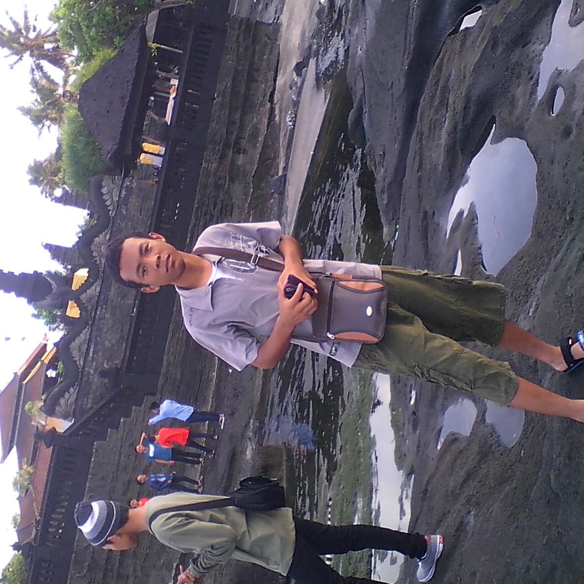 bismillahirrohmannirrohim
urip ing dunyo piro suwene ojo lali sholate.
dekatkan surgamu ya allah