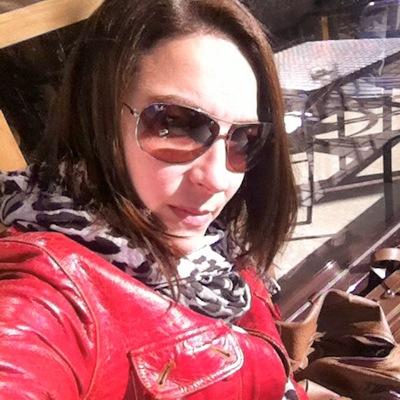 Obrera de las letras que busca, pocas veces encuentra. Escritora. Periodista. ¡Ah! Se me olvidaba, persona.