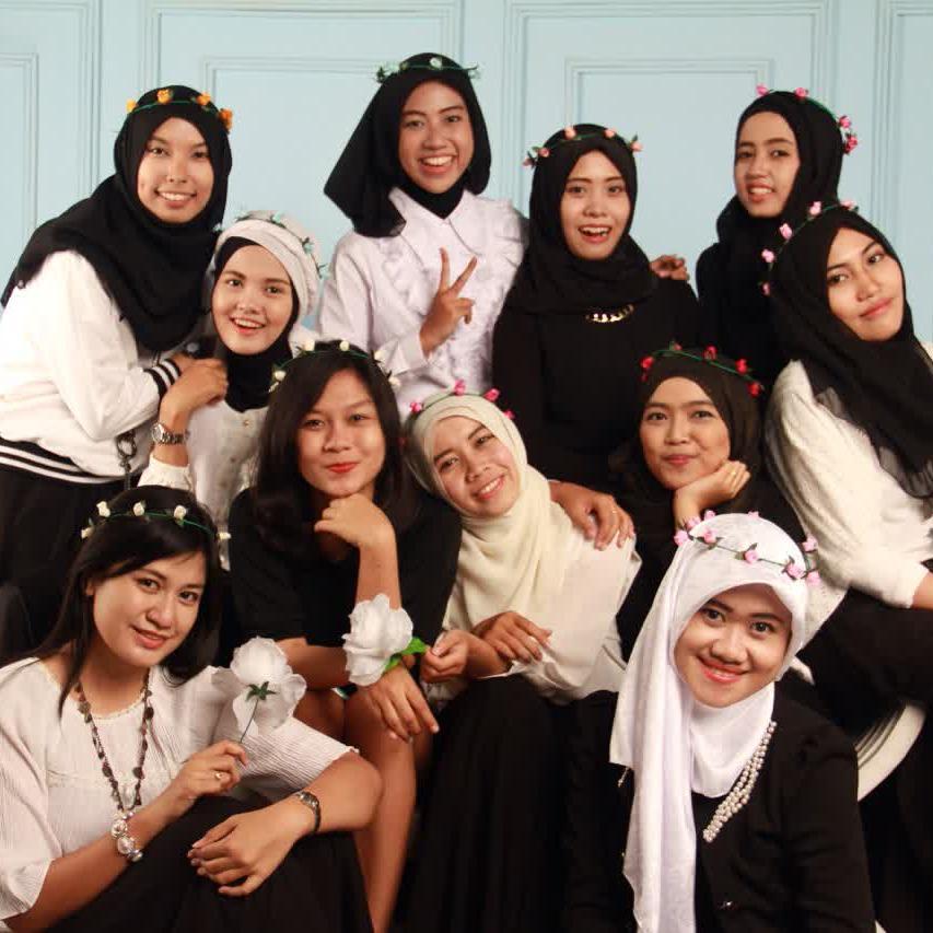 sedang berusaha keras mewujudkan angan dan cita-cita :)
