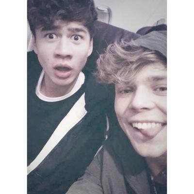 @fairydustedlrh || please help me win the Calum follow giveaway
