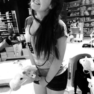 instagram: carla_mari1998