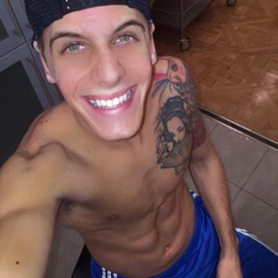 Amo il calcio, mi piace incontrare nuove persone, mi piace cantare, e mi piace chiacchierare
