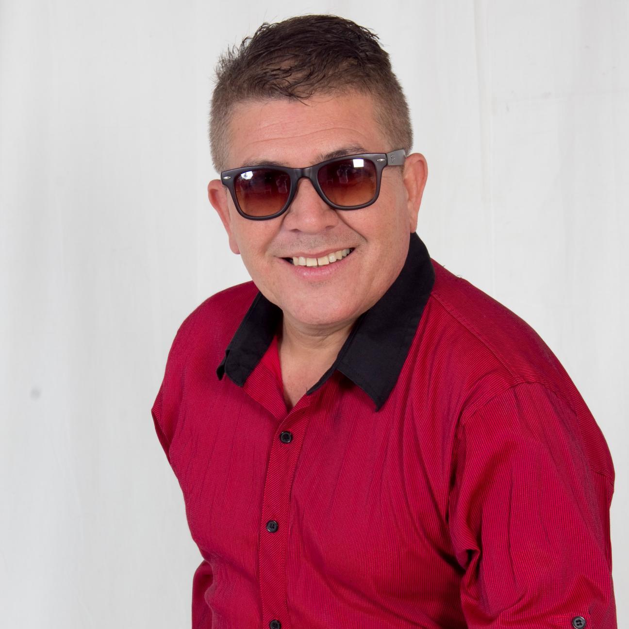 cantante venezolano con mas de 30 años, actualmente cantante de la dimensión latina, Presley banda show, porfi Jiménez, catalogado como EL MAS QUE CANTA¡