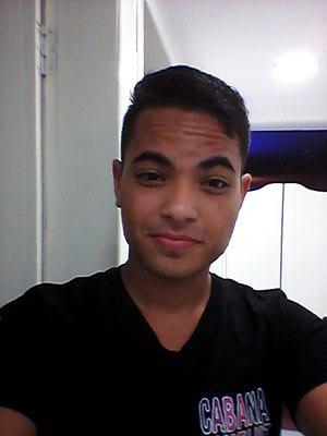 sou conhecido como cabaninha,sou um cara estro vertido,brincalhão,humilde e simples.trabalho como road é axilar de palco na produção do #CABANASOM