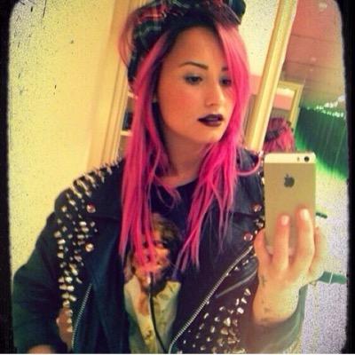12 year old girl who is also a Lovatic, runs this account on their own. Lovatic since 2013. I want friends who are Lovatics. I wanna feel welcome.