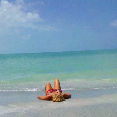Living in the beautiful state of Florida! (be jealous) Just because i'm a blond doesn't mean i'm a ditz. avi is me. Follow for Follow