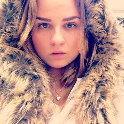 Hi. I am Simona. I am 19 and I like hockey .  I'm here that I met new people. Help me learn to speak English please. Follow me and I Follow you back :) 3