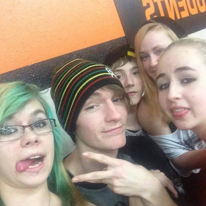 Small Town Girl from Wisconsin Kik: MickieLoves... Snapchat: Mickie_Buch I love my big bro @JustinBieber