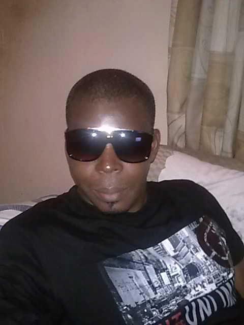 M' 6ft5,
 A clinical chemist(diagnostic medicine)
 I luv manchester united crazy 
 I deteste lies/liars
 M' karid m' wogget
 Jam me nt
 #unityindiversity