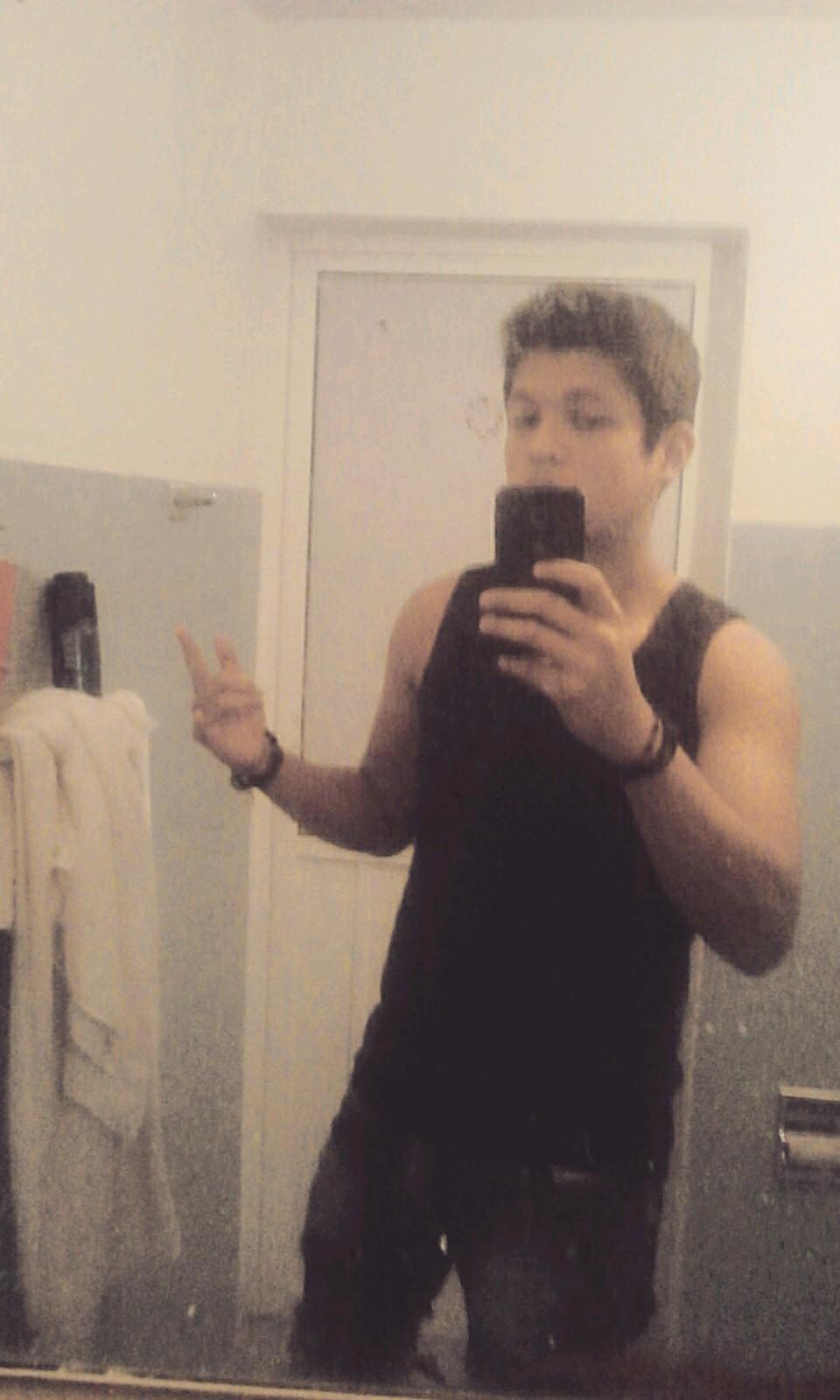 Hola! :D Sigueme y Te sigo xD :3