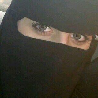 مجنونه حين أحب وطفله حين ابكي وكبيره عندما يتحدثون معي عن مشاكلهم وضعيفه جدا حين أفقد من أحب ‏