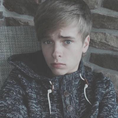 ∗ .∘✧❝hey guys, its luke and welcome to my bedroom❞∗ .∘✧
