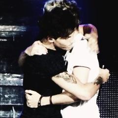~•Se guardo nei suoi occhi vedo tutto...tutto ciò di cui ho bisogno•~ @Louis_Tomlinson
