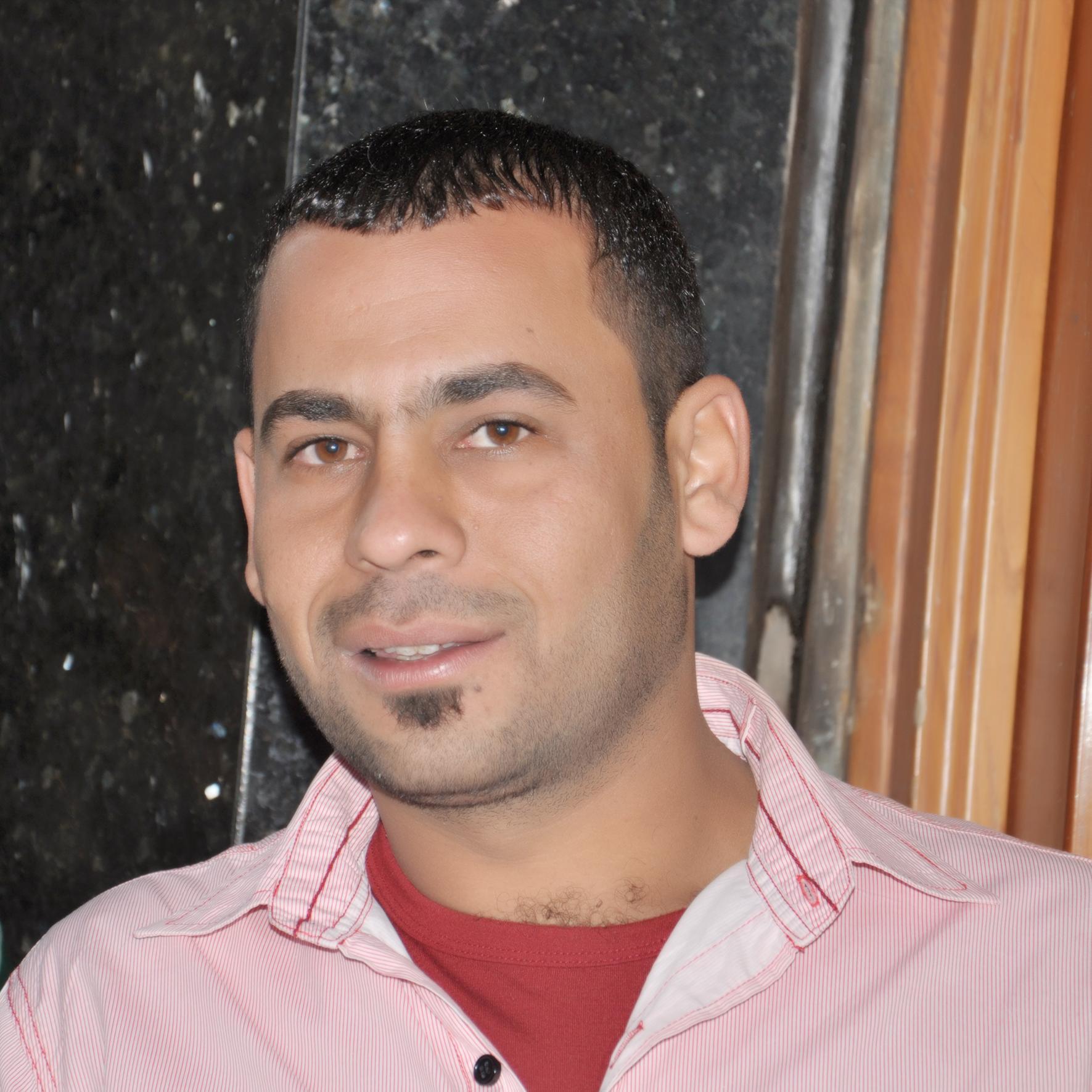 انا بدآخلي روح مختلُفة وقُلــبي لآيشبــهه قٌلب أحــد أنــــارجل مبدأي بالحياة الا أركُـــع لأي آنسآن!   سّلًطٌاًنْ