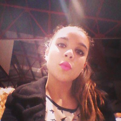 enana morena y bastante loca no soy perfecta pero todos me kieren cmo soy y eso me gusta