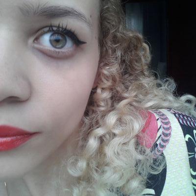 Cacheada, desenhista,futura designer de games/interiores,de alma élfica,healer, espiritualista, duo do Renan e um acervo de coisas mais.